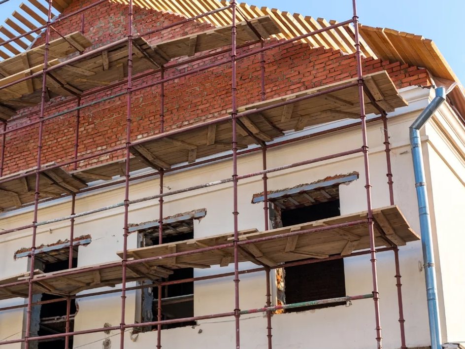 Maison en cours de rénovation complète avec un échafaudage
